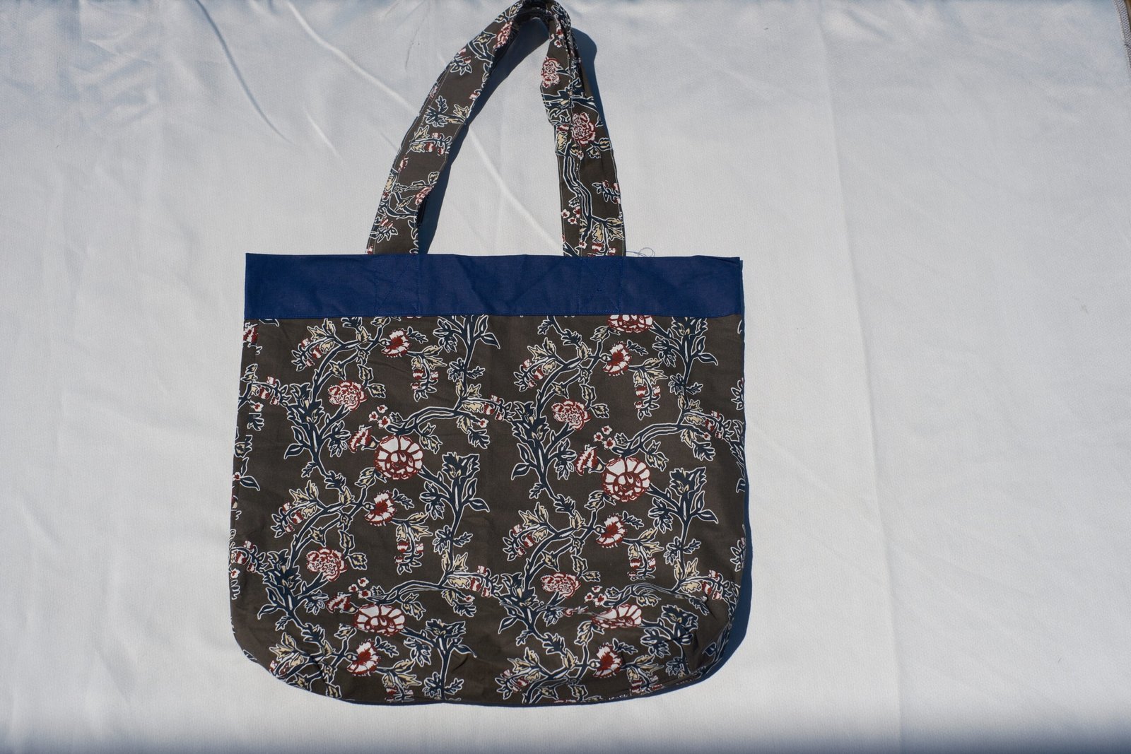 🧵 Tote Bag L — Votre allié du quotidien